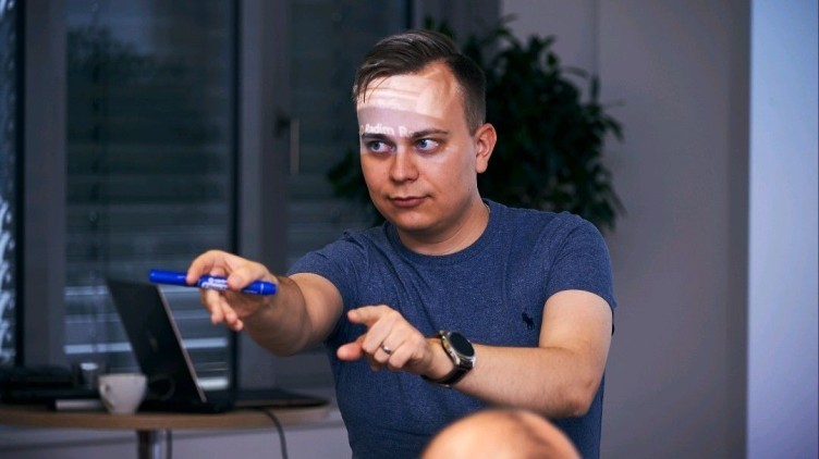 Ano, zaklepat někomu na dveře na LinkedIn je v pořádku. Komu však otevřou dveře?